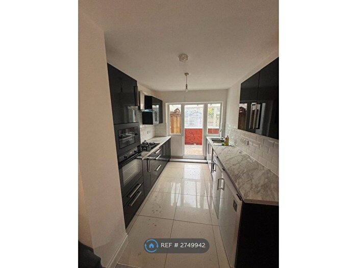 2 Bedroom Flat To Rent In Granville Road, London, N12