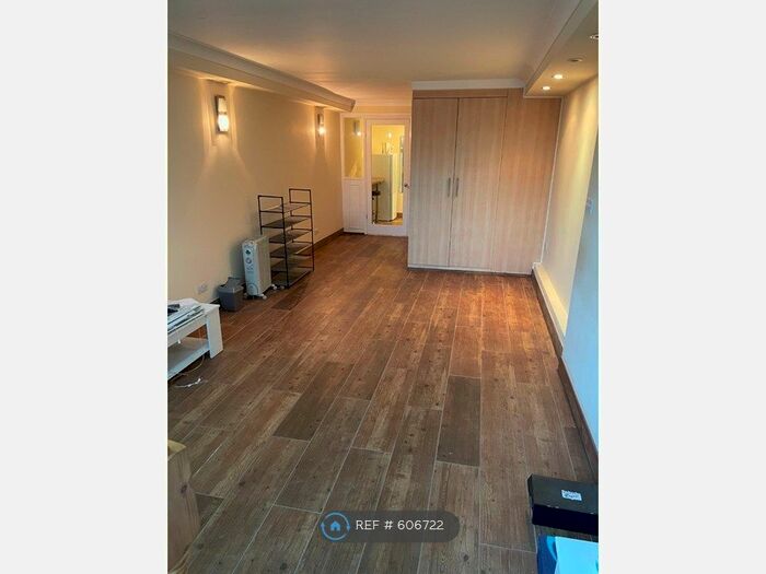 Studio To Rent In Uxbridge Road, London W7