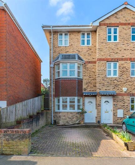 3 Bedroom Town House To Rent In West Hill Road, Cowes, PO31