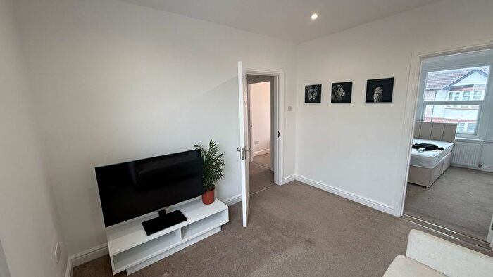 2 Bedroom Flat To Rent In Whalebone Grove, Dagenham, RM6