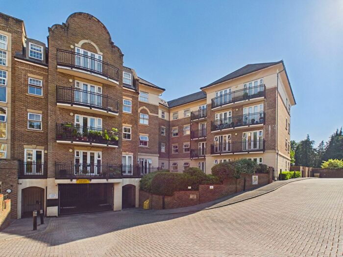 2 Bedroom Flat For Sale In Carmelite Drive, Reading, RG30