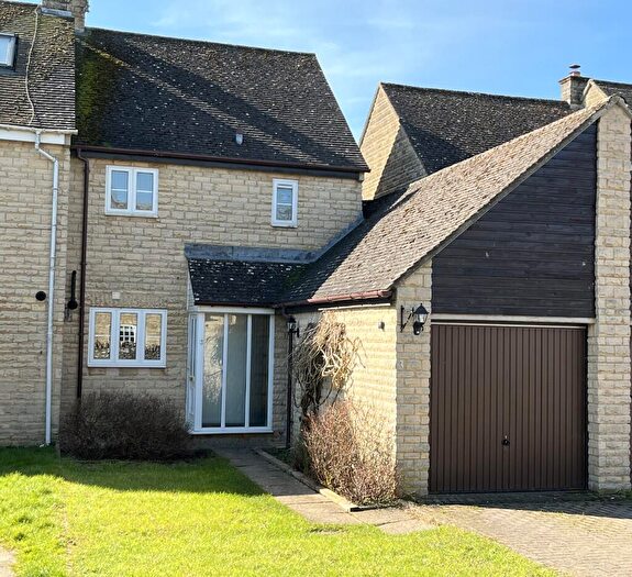 3 Bedroom Semi-Detached House To Rent In Floreys Close, OX29