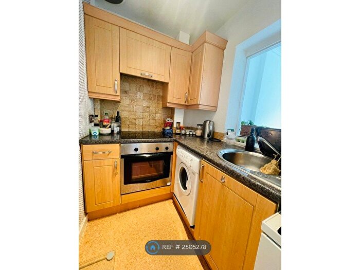 2 Bedroom Flat To Rent In Buckingham Place, Bristol, BS8