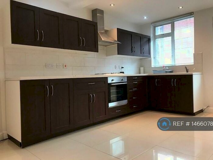 3 Bedroom Flat To Rent In St. George Court, Birmingham, B15