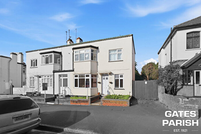 2 Bedroom Flat For Sale In Champion Road, Upminster, RM14