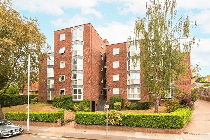 1 Bedroom Flat For Sale In Queens Road, Kingston Upon Thames, KT2