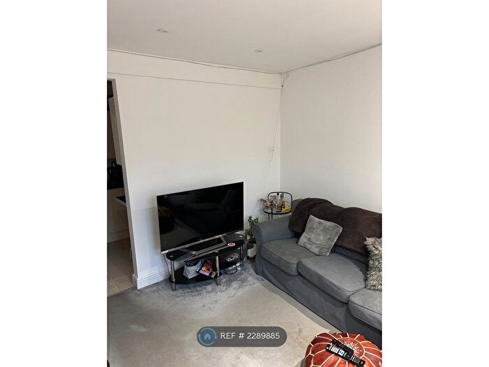 2 Bedroom Flat To Rent In Cavendish Road, London, SW12