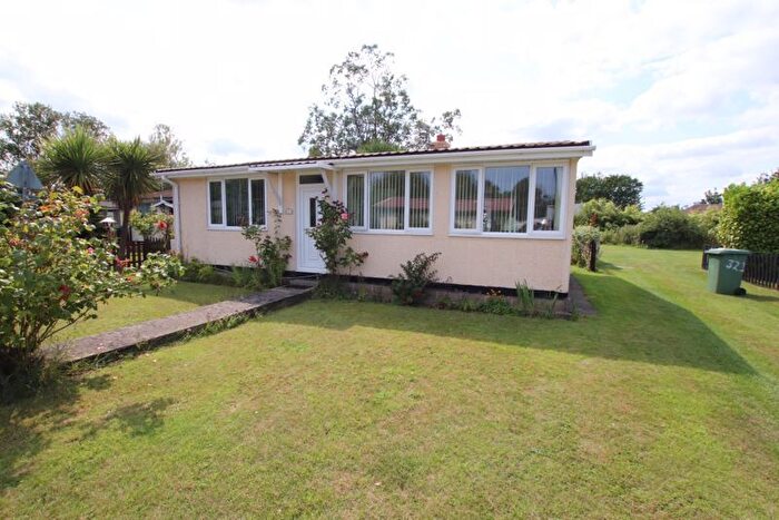 2 Bedroom Bungalow For Sale In Main Road, Humberston Fitties, DN36