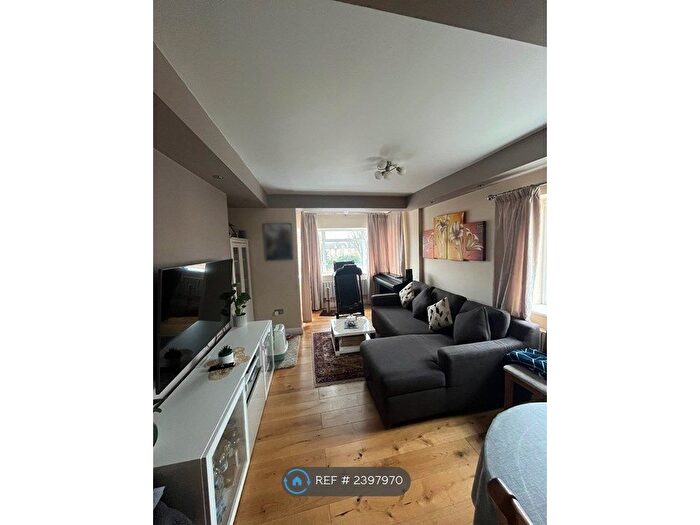 3 Bedroom Flat To Rent In Moffat Court, London, SW19