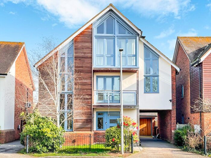 6 Bedroom Detached House For Sale In Kingswear Drive, Broughton, Milton Keynes, MK10