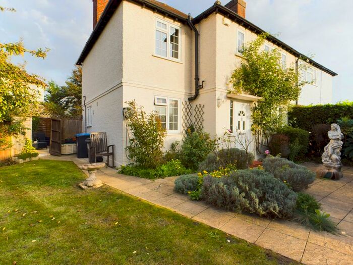 4 Bedroom House To Rent In Surrey, KT16