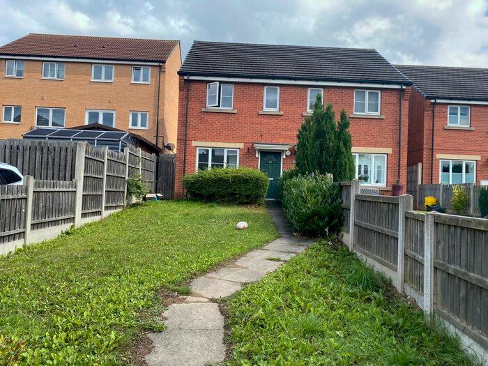 3 Bedroom Semi-Detached House To Rent In Chiltern Avenue, Castleford, WF10