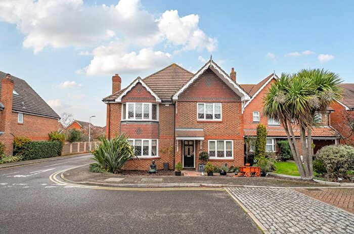 4 Bedroom Detached House For Sale In Brunel Close, Romford, RM1