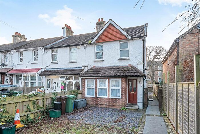 2 Bedroom Flat For Sale In Stanley Road, Carshalton, SM5