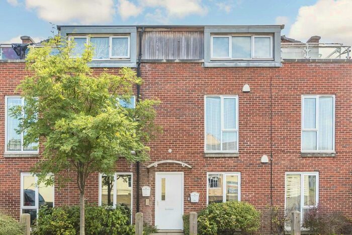 1 Bedroom Flat To Rent In Ivy Road, Hounslow, TW3