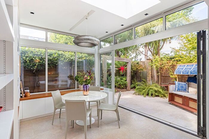 2 Bedroom Flat For Sale In Sheen Park, Richmond, TW9