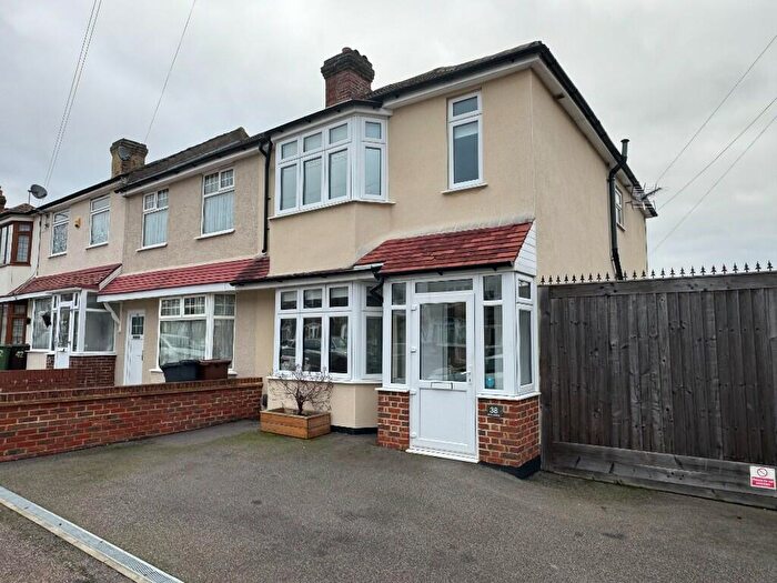 4 Bedroom End Of Terrace House To Rent In Kings Avenue, Romford, London, RM6