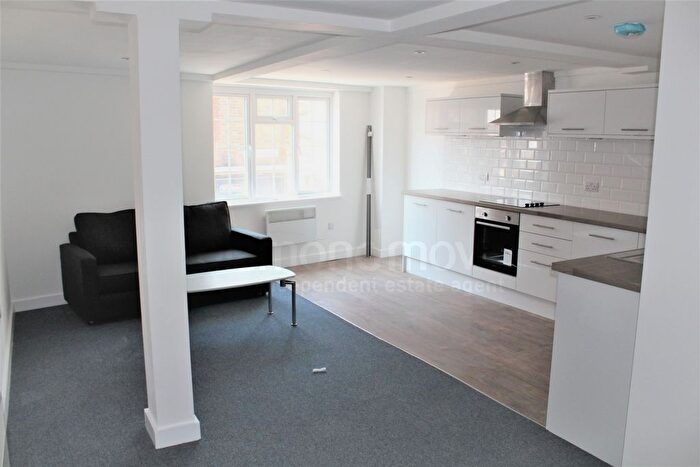 2 Bedroom Flat To Rent In High Street, Hounslow, TW3