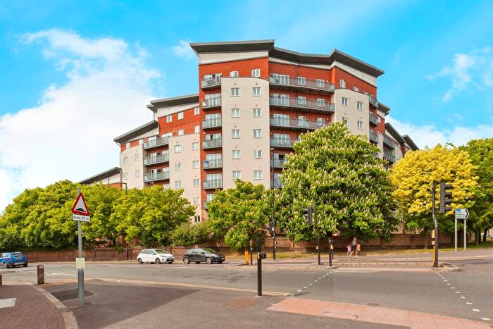2 Bedroom Flat For Sale In Aspects Court, Slough, SL1