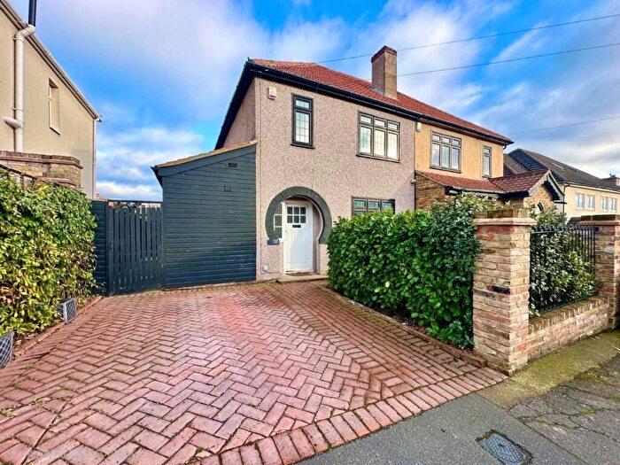 3 Bedroom Semi Detached House To Rent In Kenilworth Avenue, Romford, RM3