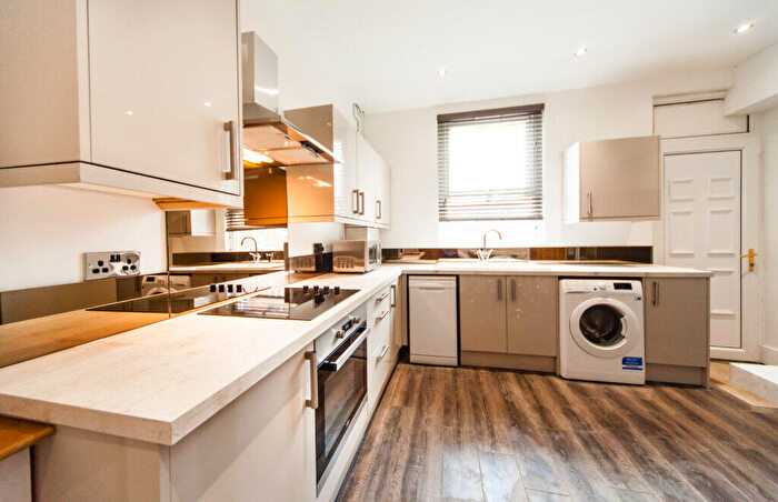 6 Bedroom Terraced House To Rent In Burchett Place, Woodhouse, Leeds, LS6