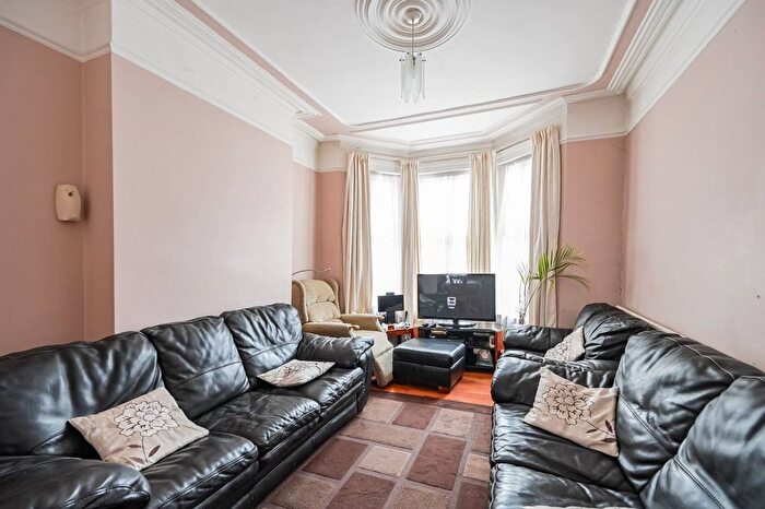 3 Bedroom Terraced House For Sale In Belgrade Road, Stoke Newington, London, N16