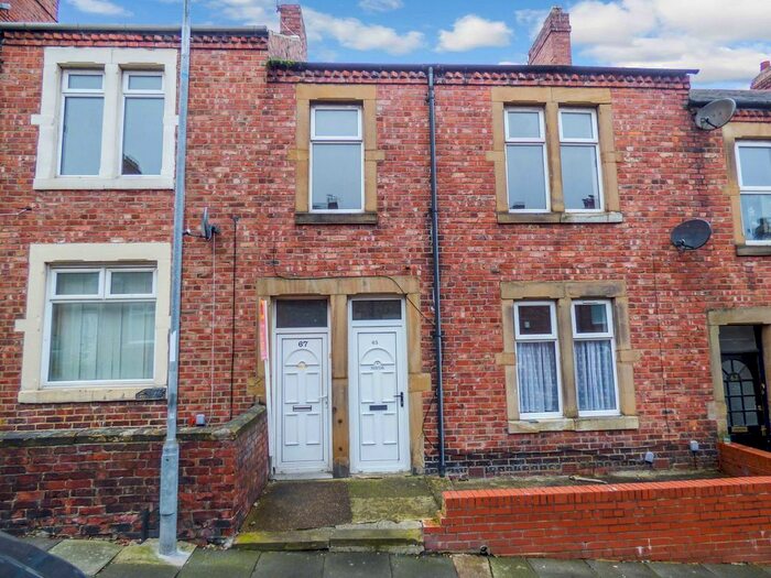 2 Bedroom Flat To Rent In Napier Road, Swalwell, Newcastle Upon Tyne NE16