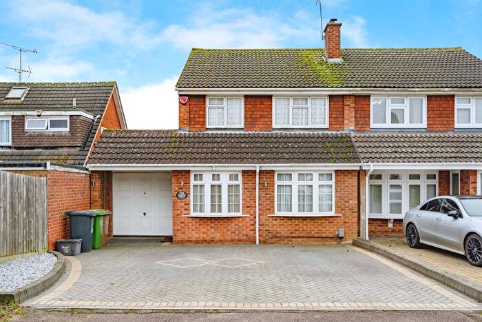 3 Bedroom Semi-Detached House For Sale In Turnpike Drive, Luton, LU3