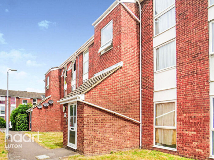 2 Bedroom Flat To Rent In The Mall, Dunstable, LU5