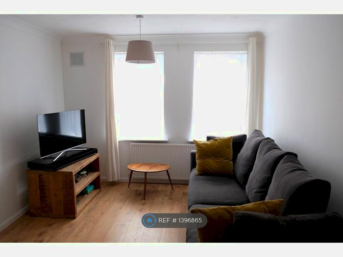1 Bedroom Flat To Rent In Elmtree Court, London, SE5