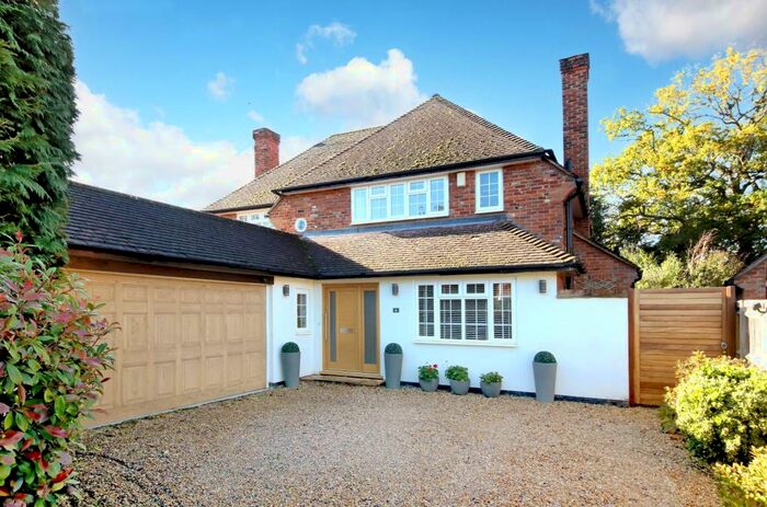 4 Bedroom Detached House For Sale In Hazelhurst Road, Burnham, Slough, SL1