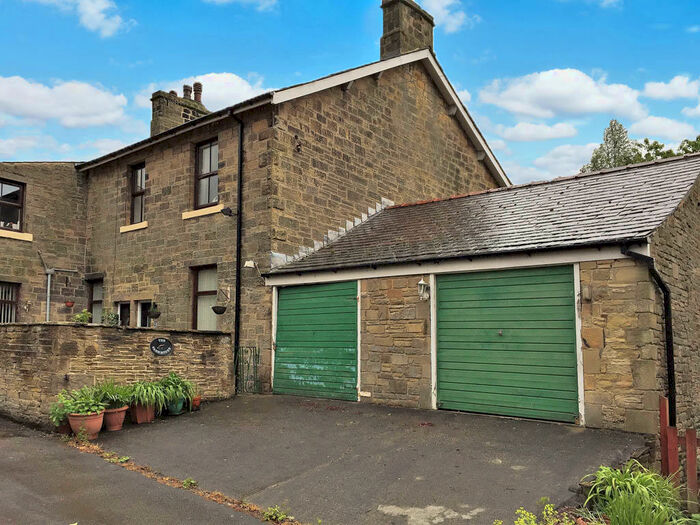 3 Bedroom Flat To Rent In The Farm, Skipton, BD23