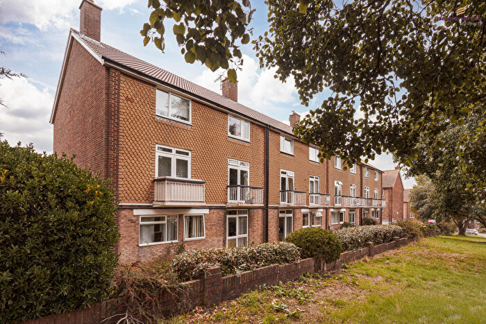 2 Bedroom Flat For Sale In Holmes Avenue, The Mount, Hove, BN3
