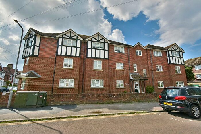 2 Bedroom Flat For Sale In Cantelupe Road, Bexhill-On-Sea, TN40