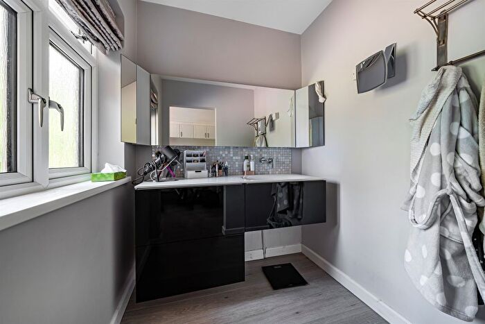 4 Bedroom Detached House For Sale In Village Road, Enfield, EN1