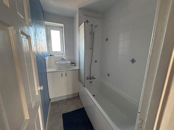 2 Bedroom Block Of Flats To Rent In Chiswell Square, London, SE3