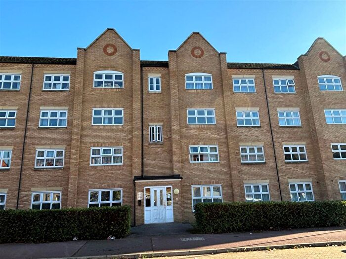 2 Bedroom Flat For Sale In Crowe Road, Bedford, MK40