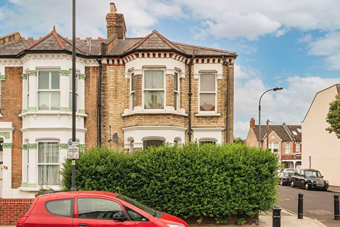 3 Bedroom Maisonette To Rent In Bloemfontein Road, Shepherds Bush, W12