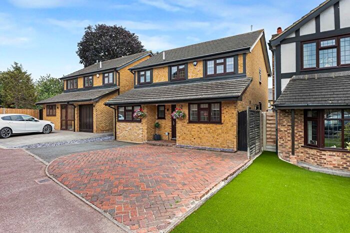 4 Bedroom Detached House For Sale In Heathwood Walk, Bexley, DA5