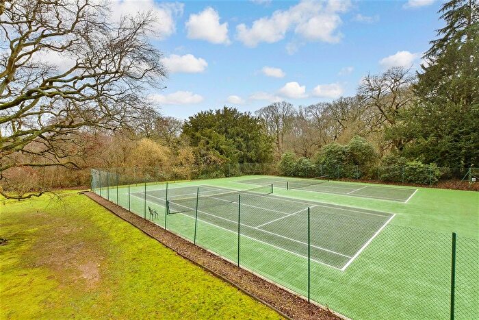 2 Bedroom Flat For Sale In Elizabeth Drive, Banstead, Surrey, SM7