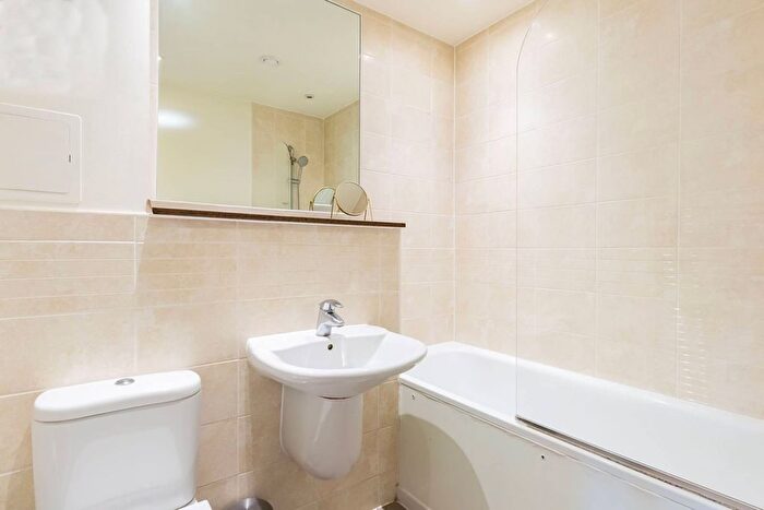 3 Bedroom Flat For Sale In Windsor Court, Bow, London, E3