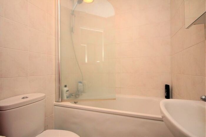 1 Bedroom Flat To Rent In Colburn Crescent, Guildford, GU4