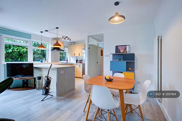 2 Bedroom Flat To Rent In Brackenhill Close, Bromley, BR1