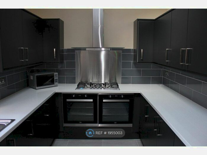 8 Bedroom Terraced House To Rent In Fairbank Avenue, Manchester, M14