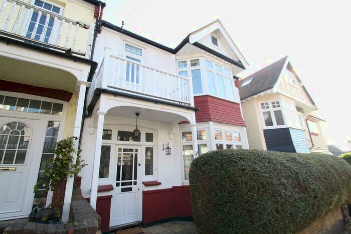 4 Bedroom End Of Terrace House To Rent In Highcliff Drive, Leigh-On-Sea, SS9