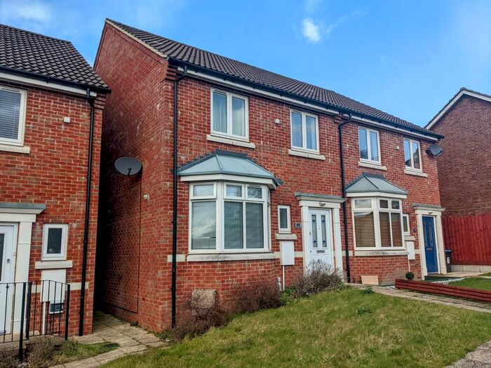 3 Bedroom Semi-Detached House To Rent In Barnacres Road, Hemel Hempstead, Hertfordshire, HP3
