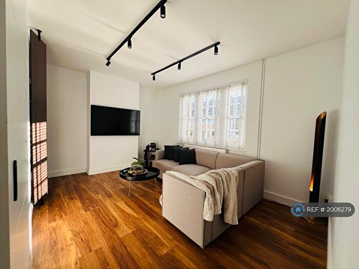 2 Bedroom End Of Terrace House To Rent In Manchester Road, London, E14
