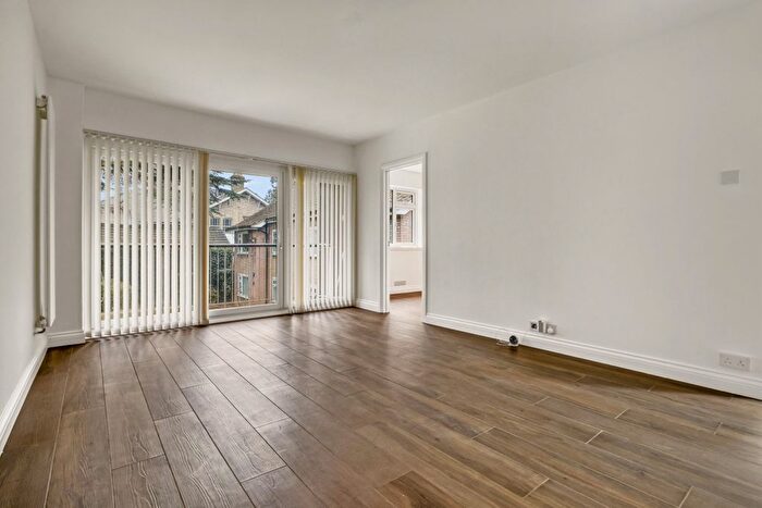 3 Bedroom Flat To Rent In Claire Court, West Finchley, N12