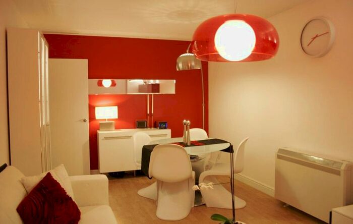 2 Bedroom Flat To Rent In Woodlands Close, Guildford, GU1