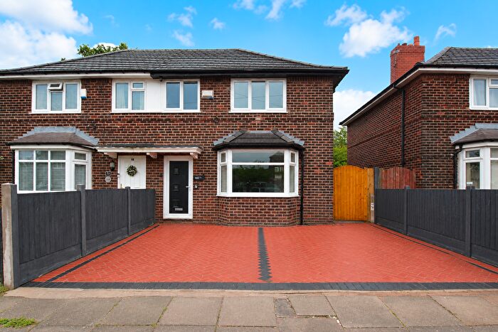 3 Bedroom Semi-Detached House For Sale In Lingfield Road, Clayton, M11